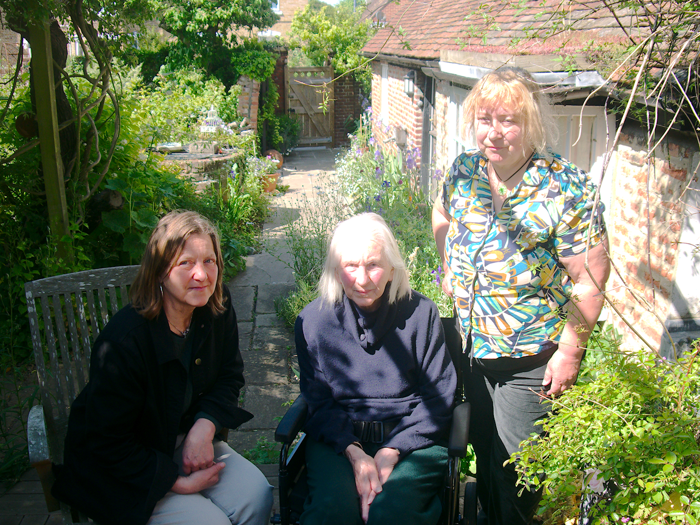 Zinnia Slade (ctr) with Susan Mortimer (L) aand cllr Clare Turnbull (L)